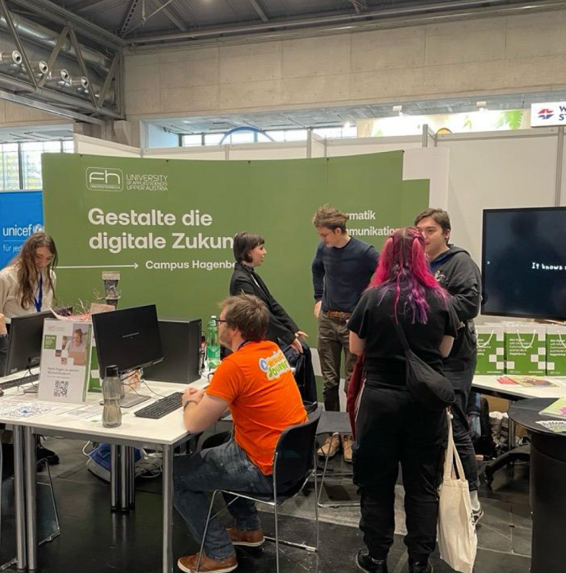 Exhibiting the game within the FH Hagenberg booth at the Vienna Comic Con